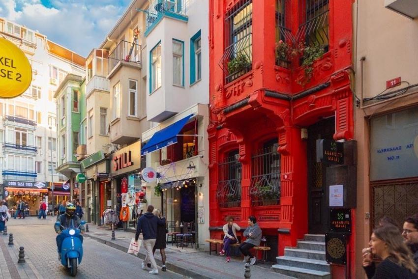 Ücretsiz yemek vermek için mutfaklarını üniversite öğrencilerine açtılar!