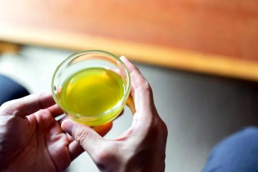 1 bardağı göbeği dümdüz yapıyor! "Siyah çay yerine bunu tercih edin. Çünkü epigallokateşin-3-gallat veya EGCG olarak bilinen bir Polifenol açısından zengin."