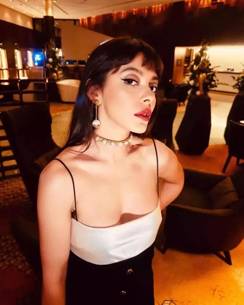 Ünlü oyuncu Selin Şekerci'den öpüşme itirafı: Tiksinme hissiyle başa çıkabilirim, kamyoncu gibi giriyorum partnerlerime