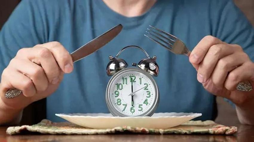 Doldurup doldurup içiyorlar: Süt ve baharatı karıştırıp demleyin! Kemikleri çelik gibi yapıyor!