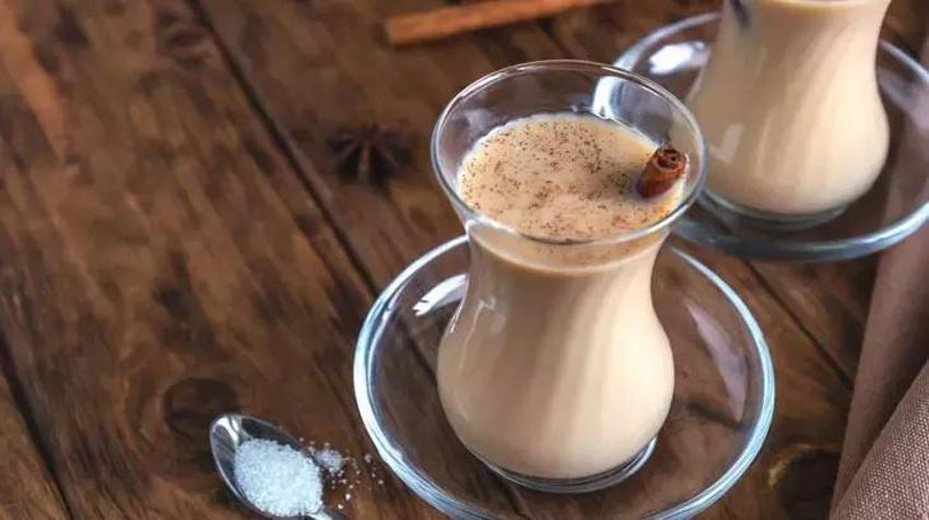 Doldurup doldurup içiyorlar: Süt ve baharatı karıştırıp demleyin! Kemikleri çelik gibi yapıyor!