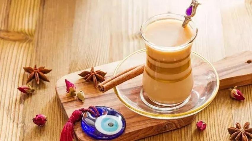 Doldurup doldurup içiyorlar: Süt ve baharatı karıştırıp demleyin! Kemikleri çelik gibi yapıyor!