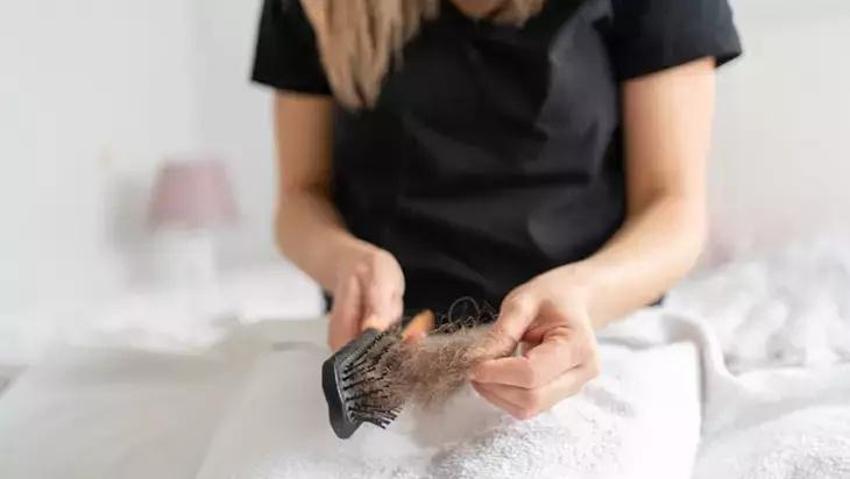 Saç dökülmesine 1 kaşığı yetiyor! Çünkü saç derisini detoksifiye edip kaybolan saç pigmentini geri kazandırır."