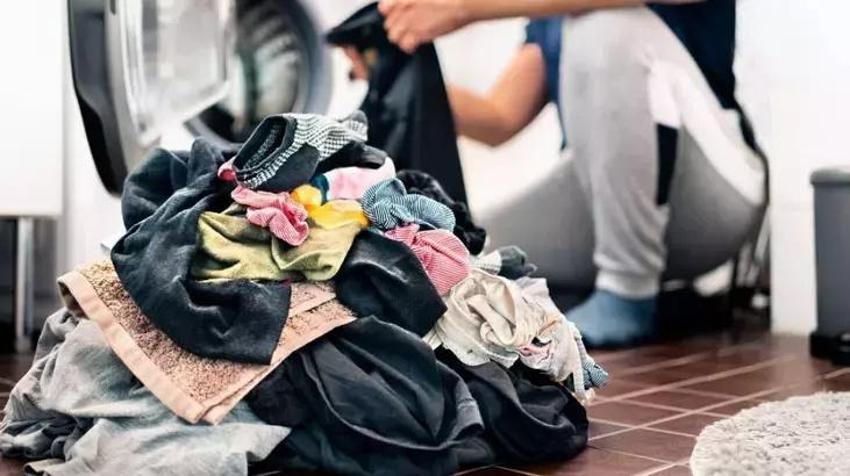 2 kesim alüminyum folyo çamaşırları kurtarıyor: Deterjan yerine bunu kullanın! Çünkü çamaşır makinesindeki elektron alışverişini ortadan kaldırıyor! 