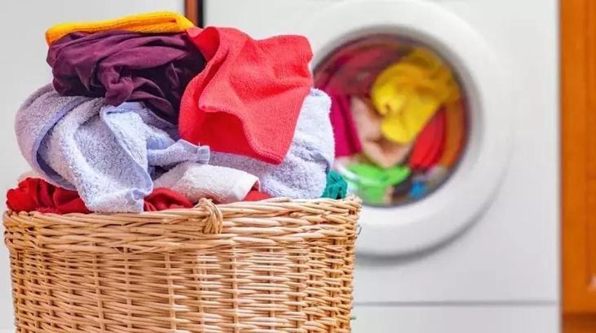 2 kesim alüminyum folyo çamaşırları kurtarıyor: Deterjan yerine bunu kullanın! Çünkü çamaşır makinesindeki elektron alışverişini ortadan kaldırıyor! 