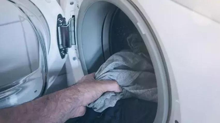 2 kesim alüminyum folyo çamaşırları kurtarıyor: Deterjan yerine bunu kullanın! Çünkü çamaşır makinesindeki elektron alışverişini ortadan kaldırıyor! 