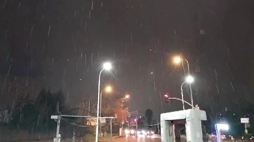 İstanbul'da kar başladı! Meteoroloji özellikle Marmara'yı uyardı, onlarca kentte kar fırtınası alarmı verildi
