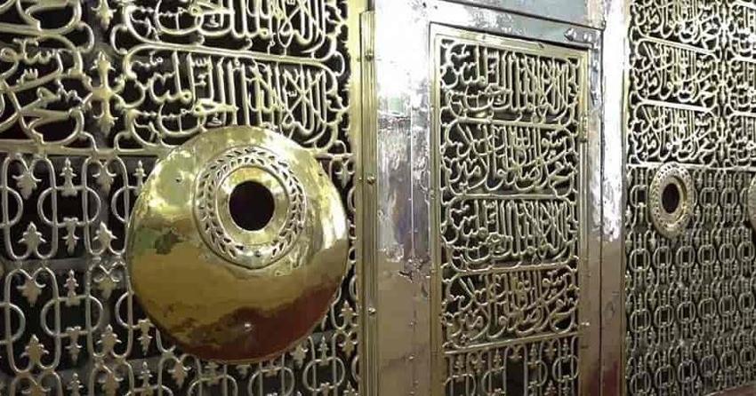 Peygamber efendimizin defini: Hangi gün vefat etti? Naaşını kim yıkadı? Hz. Muhammed'in naaşı 3 gün neden bekletildi?