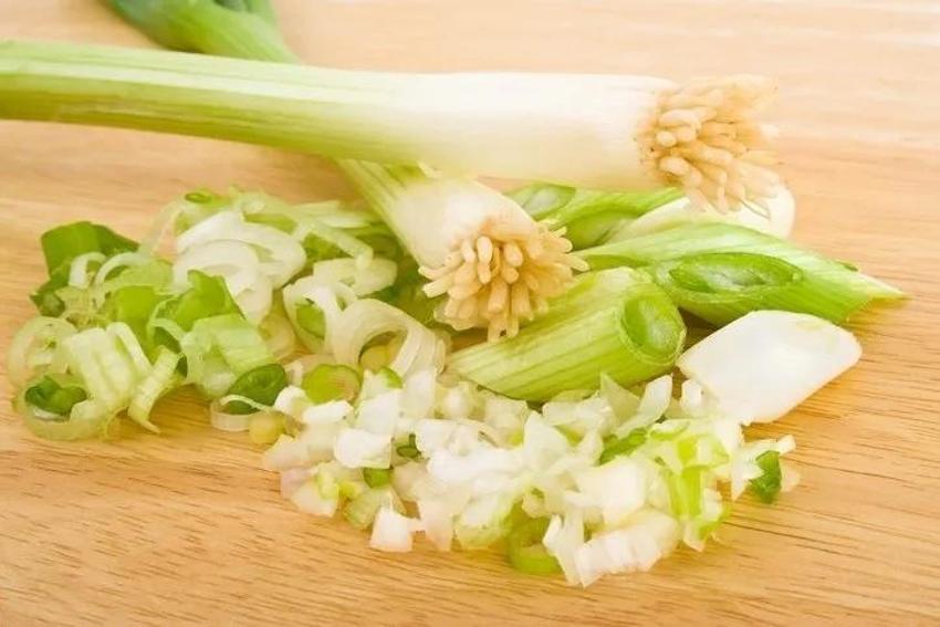 Yeşil soğanı bir de böyle tüketin! Öyle bir faydası varmış ki...