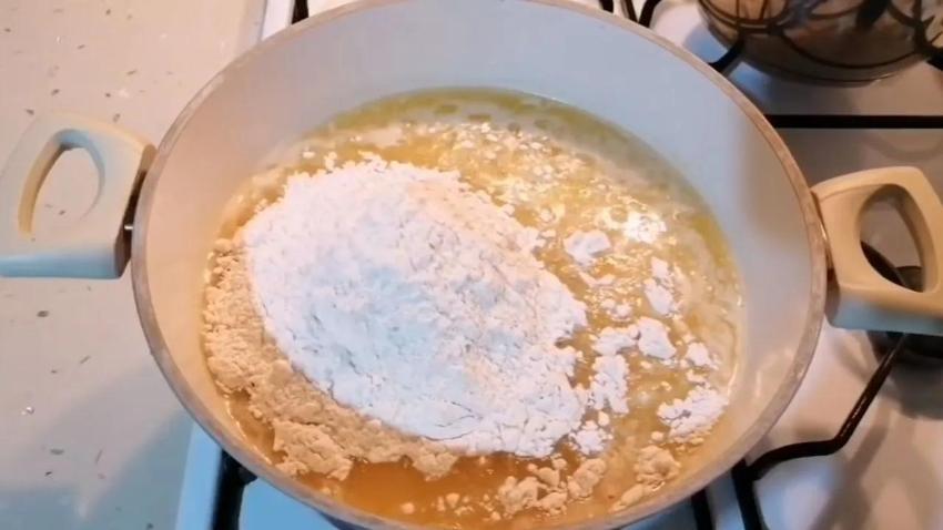 Un helvasında yeni yöntem: Margarin yerine tencere bunu ekleyin- Pamuk gibi oluyor