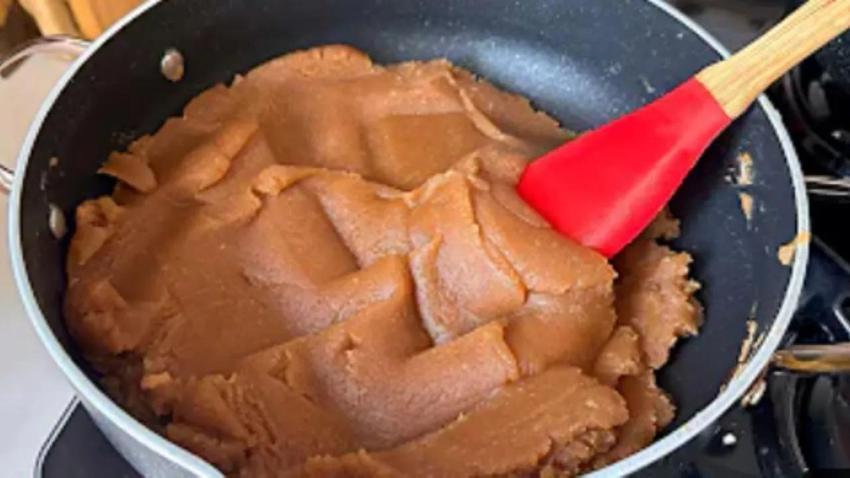Un helvasında yeni yöntem: Margarin yerine tencere bunu ekleyin- Pamuk gibi oluyor