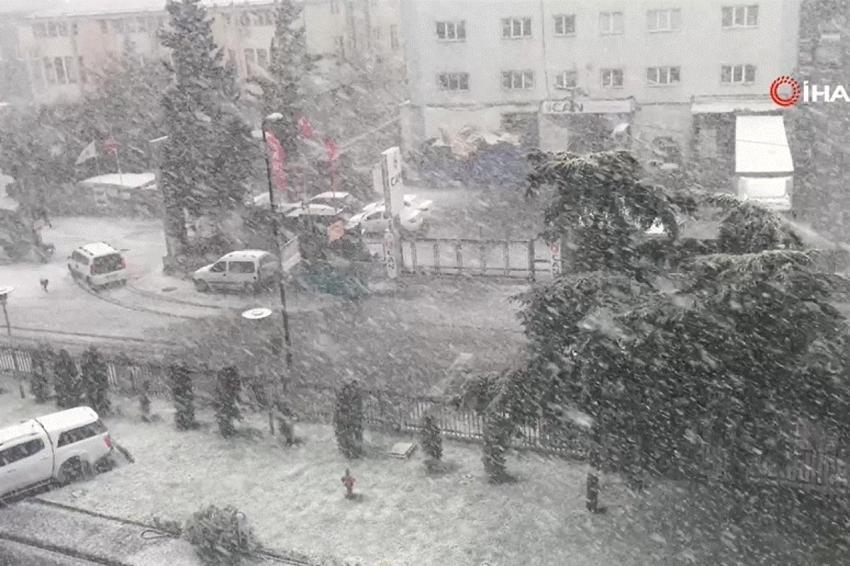 Yoğun kar birden çökecek! Meteoroloji'den İstanbul, Ankara, İzmir dahil onlarca kent için önemli uyarı, saat verildi 