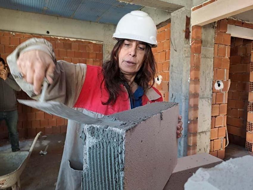 Aylık 60 bin liraya çalıştıracak usta bulamadı! Kıyafetlerini giyip inşaata girişti