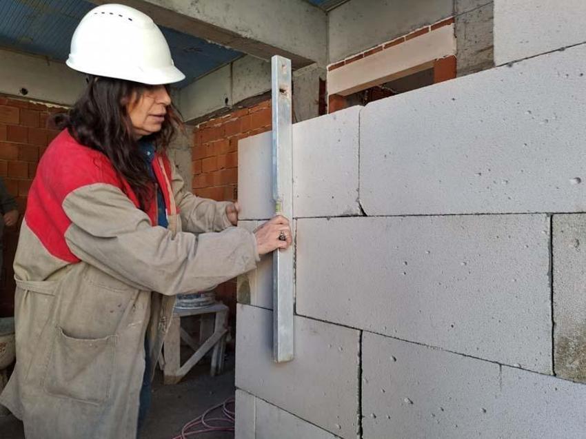Aylık 60 bin liraya çalıştıracak usta bulamadı! Kıyafetlerini giyip inşaata girişti