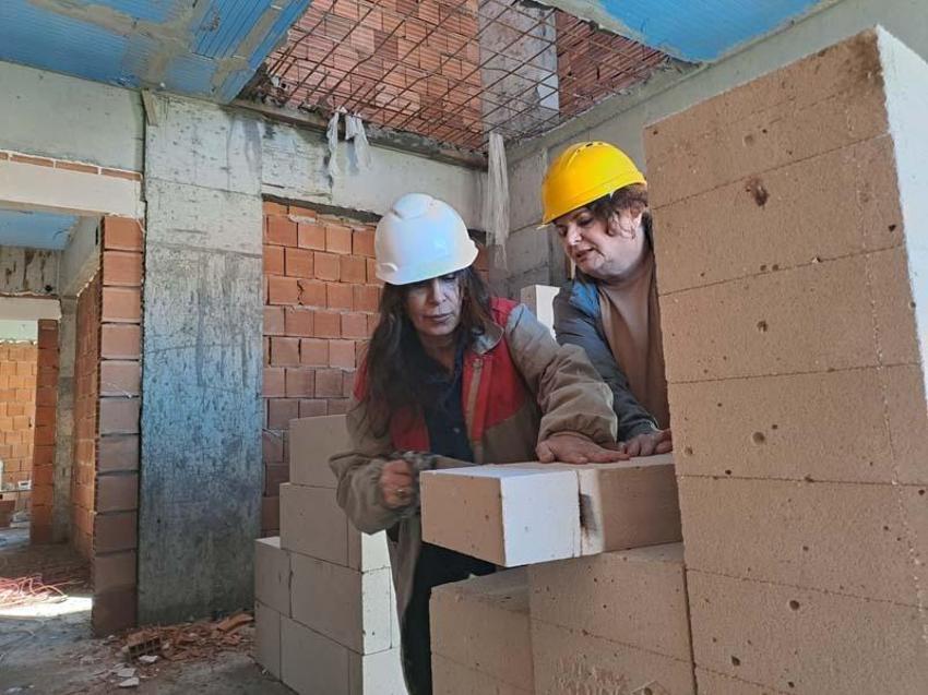 Aylık 60 bin liraya çalıştıracak usta bulamadı! Kıyafetlerini giyip inşaata girişti