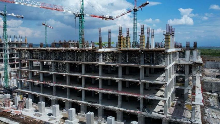 Aylık 60 bin liraya çalıştıracak usta bulamadı! Kıyafetlerini giyip inşaata girişti