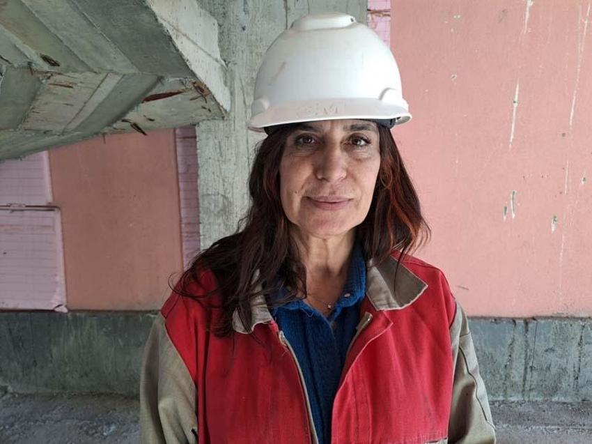 Aylık 60 bin liraya çalıştıracak usta bulamadı! Kıyafetlerini giyip inşaata girişti