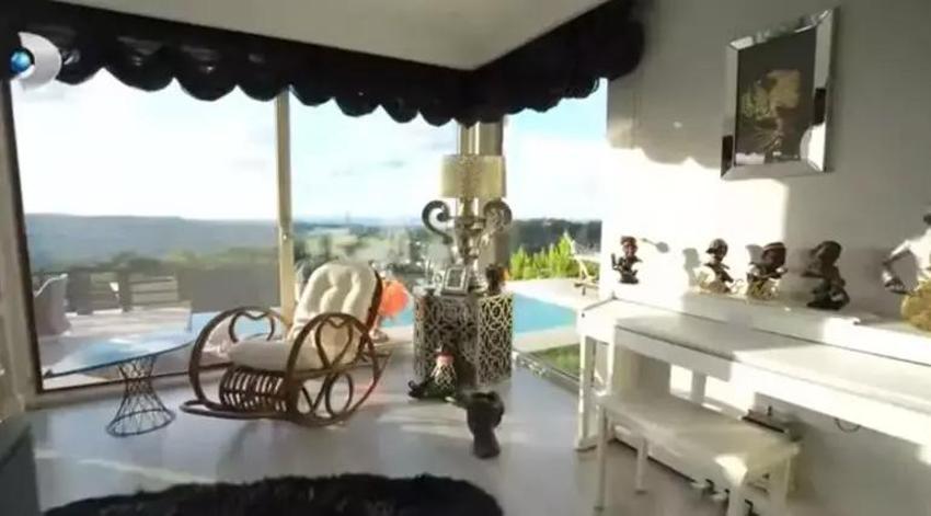 Ünlü sanatçının 4 katlı 5 odalı muhteşem villası! Çocuk parkı ve yüzme havuzu da var 