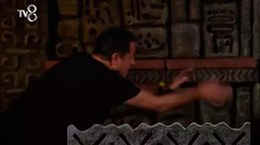 Survivor'da bu kez Acun Ilıcalı çıldırdı: Sandalyeyi itti, yarışmacılara bağırdı! 4. eleme adayı belli oldu mu?