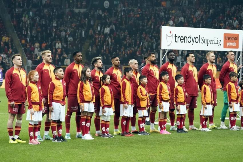 Galatasaray'ın hayalleri yıkıldı! Yıldız oyuncunun transferi başka bahara kaldı