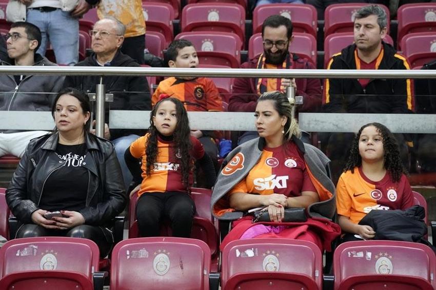 Galatasaray Başakşehir'i Barış ve Mertens ile geçti liderlik koltuğuna oturdu