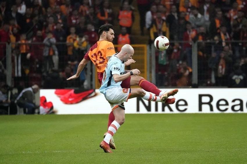 Galatasaray Başakşehir'i Barış ve Mertens ile geçti liderlik koltuğuna oturdu
