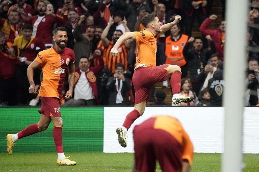 Galatasaray Başakşehir'i Barış ve Mertens ile geçti liderlik koltuğuna oturdu