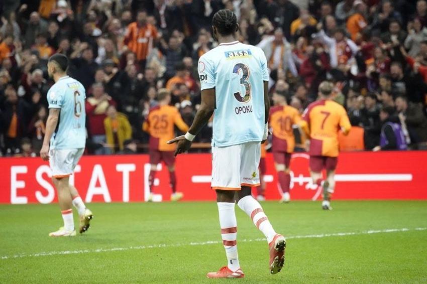 Galatasaray Başakşehir'i Barış ve Mertens ile geçti liderlik koltuğuna oturdu