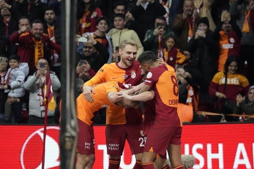 Galatasaray Başakşehir'i Barış ve Mertens ile geçti liderlik koltuğuna oturdu