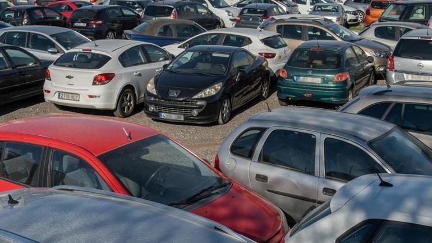 Arabalar yarı fiyatına satılıyor! 30 bin liraya da var 300 bin liraya da