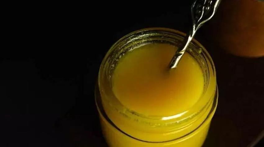 Süte 1 kaşık ekleyin: Ne ağrı ne sivilce kalıyor! A,D,E,K vitaminlerini bir çırpıda alacaksınız