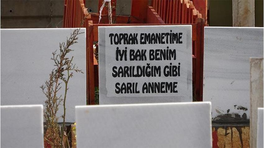 Depremde ölenlerin mezar taşları görenleri duygulandırıyor