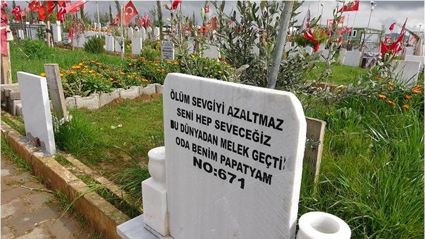 Depremde ölenlerin mezar taşları görenleri duygulandırıyor