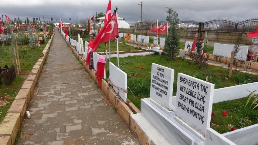 Depremde ölenlerin mezar taşları görenleri duygulandırıyor