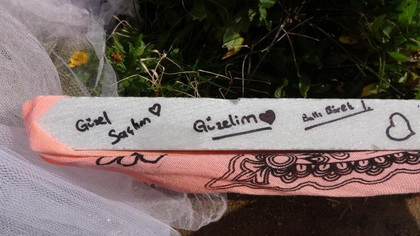 Depremde ölenlerin mezar taşları görenleri duygulandırıyor