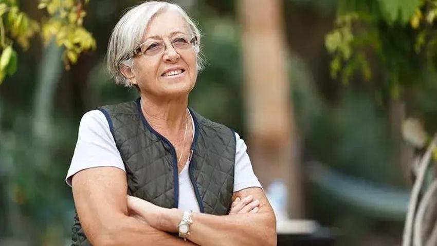 Saçlarınız yaş aldıkça beyazlaşmıyor: Yemeklerden bunları eksik etmeyin, sebum üretimi durmasın!