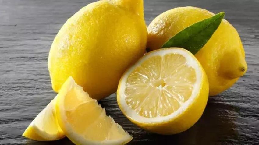 Sigara ve çaydan sararan dişleri bembeyaz yapıyor: Karışımın malzemeleri mutfağınızda var!