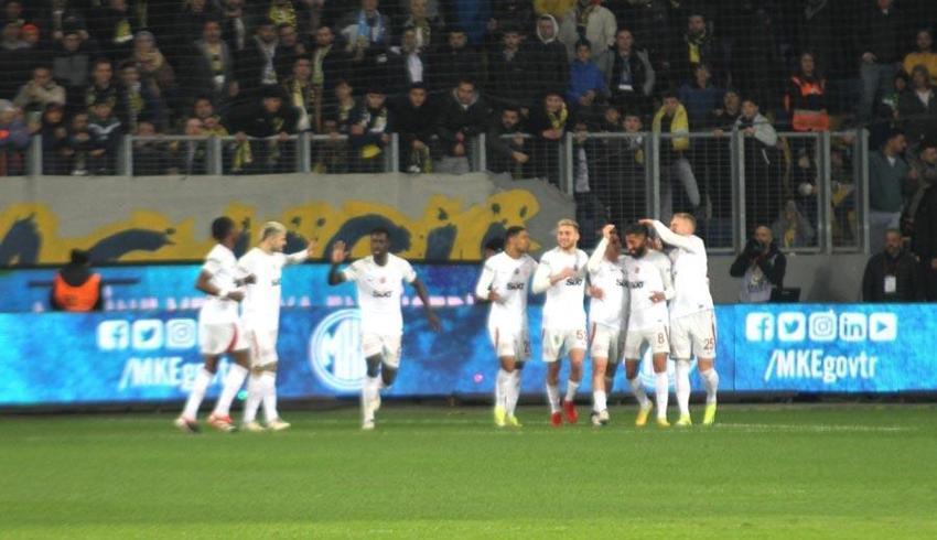 Ankaragücü maçında Galatasaray'dan İlber Ortaylı ile hakeme protesto!