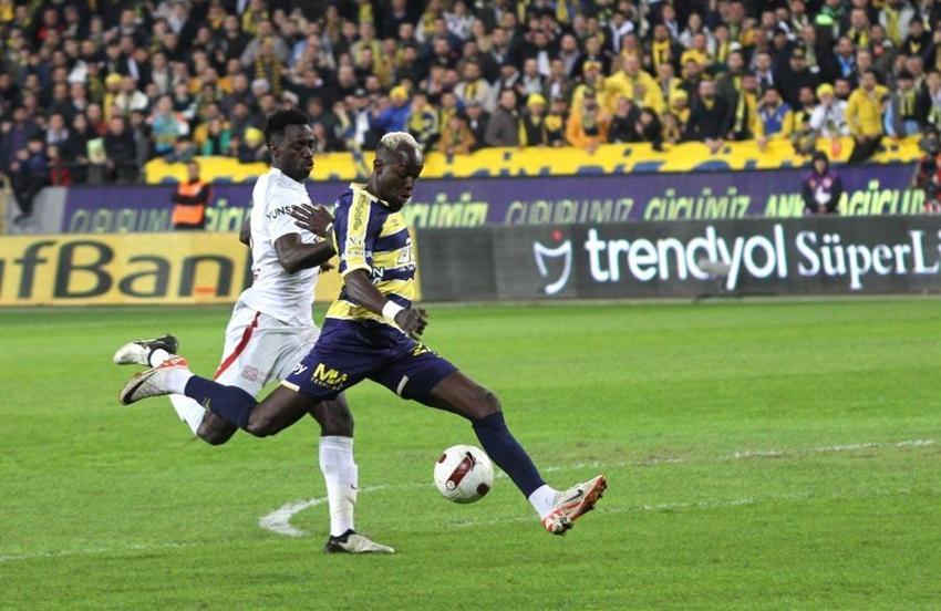Ankaragücü maçında Galatasaray'dan İlber Ortaylı ile hakeme protesto!
