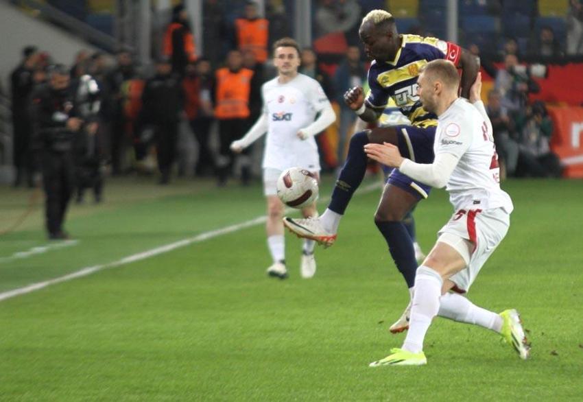 Galatasaray'ın stoperlerinden muhteşem performans!
