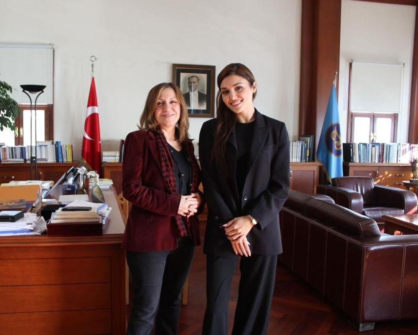Hande Erçel okula geri döndü! Rektörden övgü dolu sözler