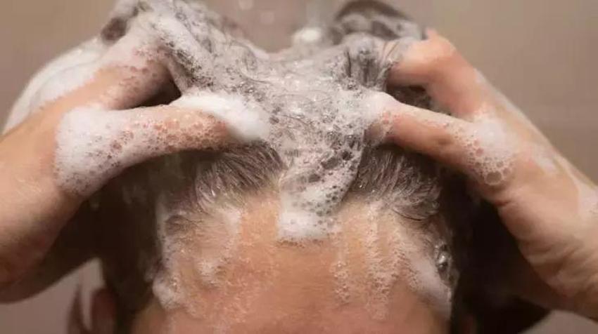 Dünyaca ünlü kuaförden şampuan tüyosu: 2 kez yapmak saçları öldürüyor!