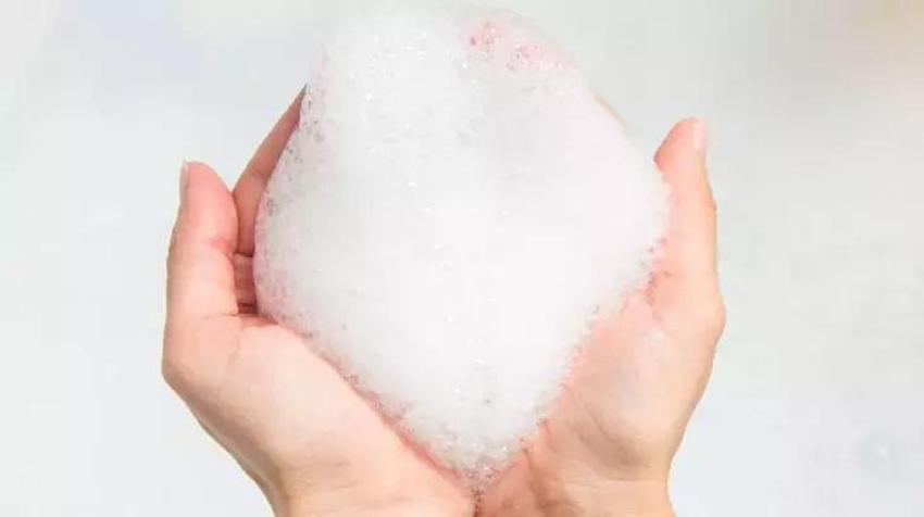 Dünyaca ünlü kuaförden şampuan tüyosu: 2 kez yapmak saçları öldürüyor!