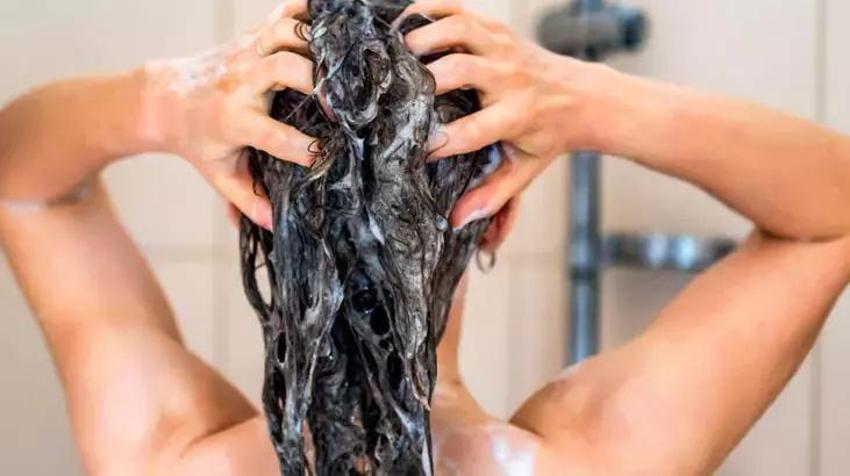 Dünyaca ünlü kuaförden şampuan tüyosu: 2 kez yapmak saçları öldürüyor!