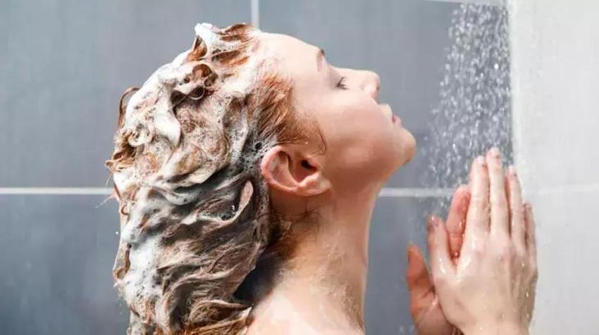 Dünyaca ünlü kuaförden şampuan tüyosu: 2 kez yapmak saçları öldürüyor!