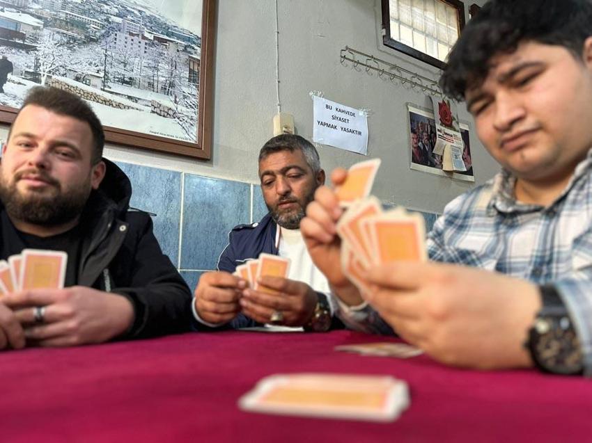 Müşterilerinin kavgalarından bıktı, kahvehanesinde siyasi tartışmaları yasakladı