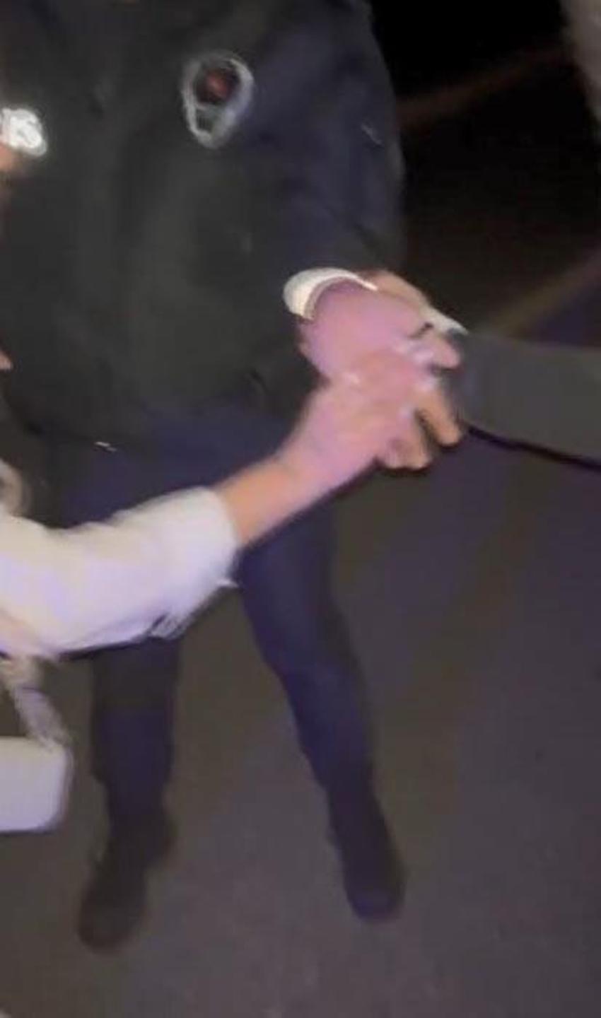 Kadın müşteri taksiciye kabusu yaşattı! Taksimetre ücretini ödememek için küfür edip polise saldırdı