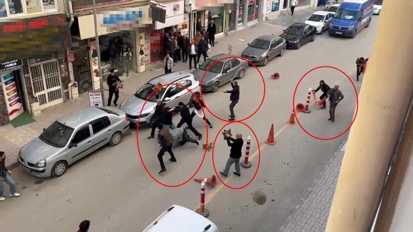 Elazığ'da meydan muhaberesi gibi kavga! Silah, bıçak, tabure ve duba kullanarak birbirlerine girdiler