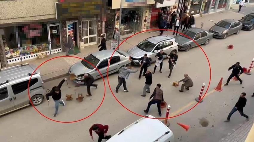 Elazığ'da meydan muhaberesi gibi kavga! Silah, bıçak, tabure ve duba kullanarak birbirlerine girdiler