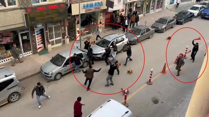 Elazığ'da meydan muhaberesi gibi kavga! Silah, bıçak, tabure ve duba kullanarak birbirlerine girdiler